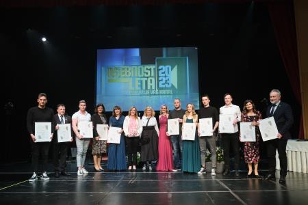 PREJEMNIKI_PRIZNANJ_OSEBNOST_LETA_2023_Z_DIREKTORICO_IRENO_VIDE